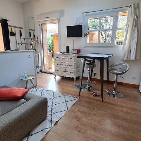 Charmant Logement Avec Parking Apartment Orvault Bagian luar foto